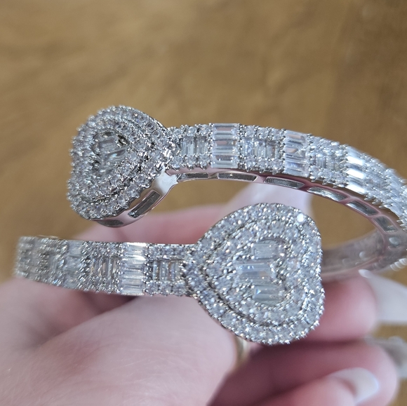 Heart cubic zirconia bangle - Picture 8 of 12